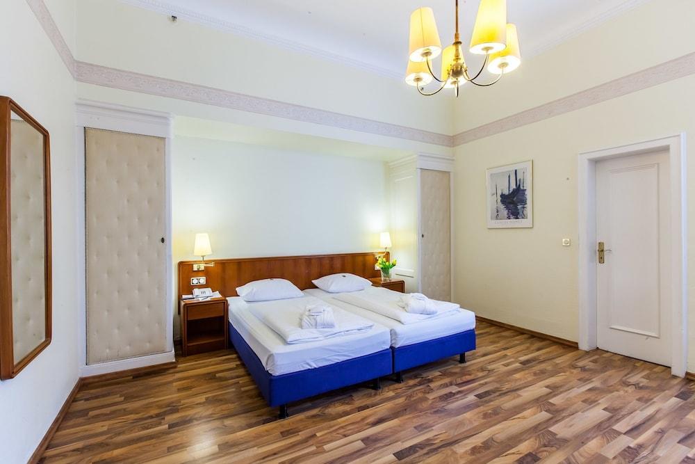 Hotel Monopol - Central Station Frankfurt am Main Bagian luar foto